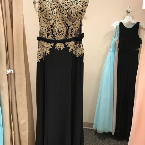 Catchet gold fitted prom dress. - Picture 3 of 5
